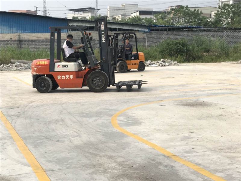 手動(dòng)液壓叉車(chē)的使用和保養(yǎng)