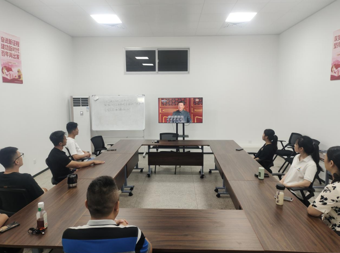 我校教職工集體觀(guān)看九三閱兵，銘記歷史砥礪前行